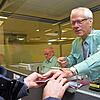Alles okay: Zollamtmann Herbert Kasper gibt einem Ankömmling den Pass zurück. Neben ihm arbeitet Zollbetriebsinspektor Arnold Berendt.