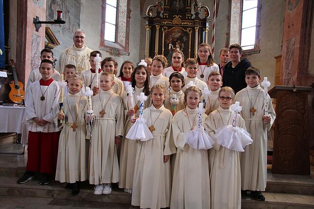 Zwölf Kinder feierten ihre Erstkommunion in der St. Nikolauskirche Lausheim. Bild: Yvonne Würth