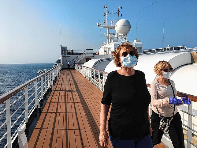 Sabine Albrecht beim bisher einzigen Gang an Deck, seit die Kabinenquarantäne an Bord der MS Zaandam angeordnet wurde.