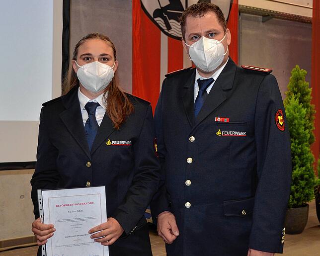 Frisch befördert: Nadine Alber aus der Abteilung Ittendorf ist nun Haupt-Feuerwehrfrau. Gesamtkommandant Daniel Kneule gratuliert.