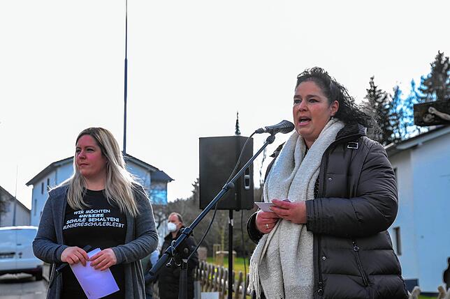 Ortsvorsteherin Silke Lorke (rechts) bezeichnete den bislang nicht öffentlich vorgestellten Entwurf zur Schulentwicklung als ...