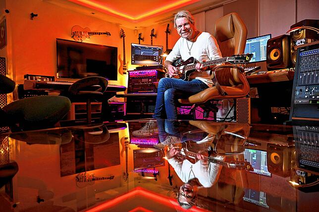 Schlagerstar Matthias Reim bei einer Probe in seinem Musikstudio.