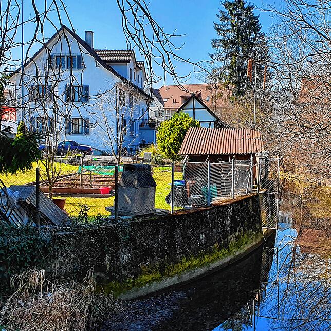 Den Autoschlüssel des von ihrem Opfer genutzten Wagens warf die Täterin in den Stichbach, der im Norden an dem Grundstück vorbeifließt.