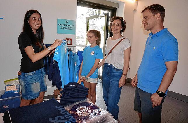 Jubiläums-Angebote: Zum runden Geburtstag verkauft der Schwimmclub Neptun -hier Nadja Schmidt (links)- Handtücher, T-Shirts und vieles ...