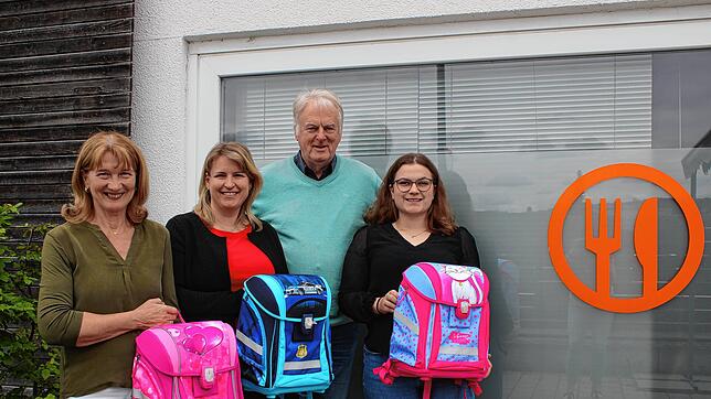 Margot Kammerlander, Tamara Heinzle und Udo Engelhardt vom Verein Tafel sowie Leona Bernhard von der Stadt Stockach mit einer Auswahl an ...