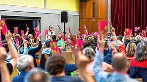 Die Klettgeno-Mitglieder stimmen bei einer Enthaltung mit klarer Mehrheit für den Umbau des ehemaligen Gasthauses Linde in Grießen und ...