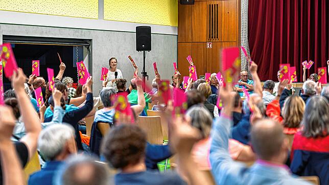 Die Klettgeno-Mitglieder stimmen bei einer Enthaltung mit klarer Mehrheit für den Umbau des ehemaligen Gasthauses Linde in Grießen und ...