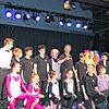 Am Ende der Zirkus-Gala im Meckenbeurer Kulturschuppen lassen sich alle Künstler auf der Bühne feiern. Mittendrin Zirkus-Akademie- ...
