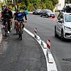 Sorgen für Diskussionen bei Radfahrern und Autofahrern: Die neu angebrachten Trennbalken zwischen Radweg und Fahrbahn auf der Konstanzer ...