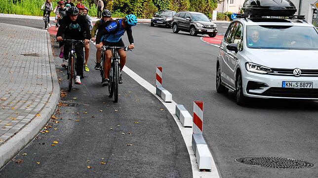 Sorgen für Diskussionen bei Radfahrern und Autofahrern: Die neu angebrachten Trennbalken zwischen Radweg und Fahrbahn auf der Konstanzer ...