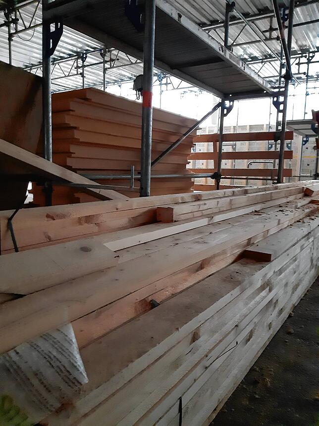 Jede Menge Holz wird verarbeitet: für die Decke Weißtanne, für die Wand Fichte.