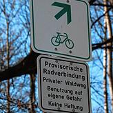 Die Hinweisschilder weisen auf die alternative Radroute durch den Wald von Walbertsweiler nach Meßkirch hin.