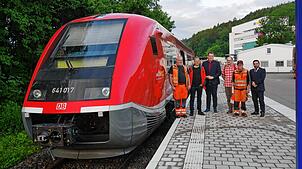 Die erste Regionalbahn wird in Weizen begrüßt (von links): Matthias Loeper (Leit- und Sicherungstechnik Bahnbetriebswerk Blumberg), ...