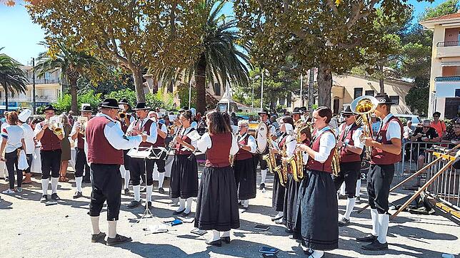 Die Gremmelsbacher Musiker als musikalische Botschafter des Schwarzwaldes begeistern mit zünftiger Blasmusik die Zuhörer auf dem ...