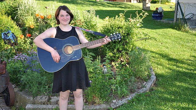 Franziska Clementi aus Grafenhausen schreibt Gedichte, Kurzgeschichten sowie eigene Lieder. Sie singt und spielt Gitarre und gehört zur ...