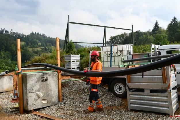Arbeiter sorgen dafür, dass die Kabel richtig verlegt werden.