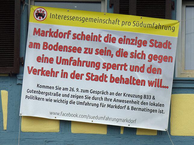 Dieses Plakat der Interessengemeinschaft pro Südumfahrung ist von der Markdorfer Gutenbergstraße aus zu sehen.