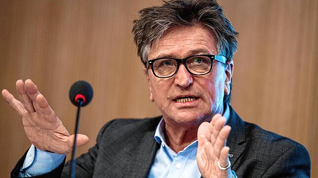 Manne Lucha (Bündnis 90/Die Grünen), Minister für Soziales und Integration in Baden-Württemberg, spricht bei der Regierungspressekonferenz.