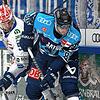 Alex Trivellato (links) von den Schwenninger Wild Wings und Daniel Pietta (ERC Ingolstadt).