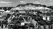 Das erste Messegelände in Friedrichshafen: Die Ausstellung fand im Freien und in großen Zelthallen statt. Im Hintergrund die ...