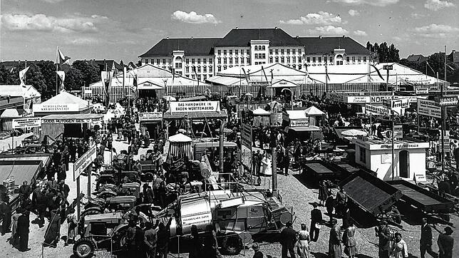 Das erste Messegelände in Friedrichshafen: Die Ausstellung fand im Freien und in großen Zelthallen statt. Im Hintergrund die ...
