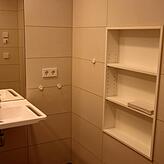 Im Bad sind die Ablagen in die Wand integriert.