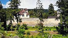 Blick auf das Mögginger Wasserschloss. Dort sollen im Sommer 2026 die Schlossfestspiele stattfinden.