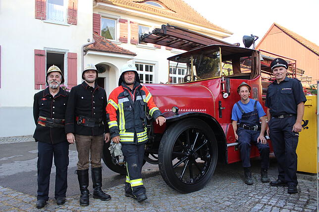 Von den Anfängen der Feuerwehr bis zur modern ausgestatteten Truppe, von links: Kurt Wegmann in historischer Uniform, die um 1925 ...