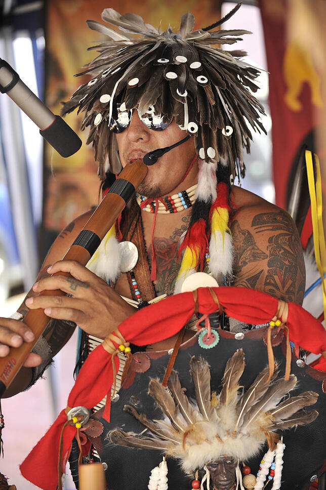 Reencuentros begeistert 2016 mit einer indianischen Show mit autenthischer Kleidung und rituellen Tänzen sowie traditioneller Musik aus ...