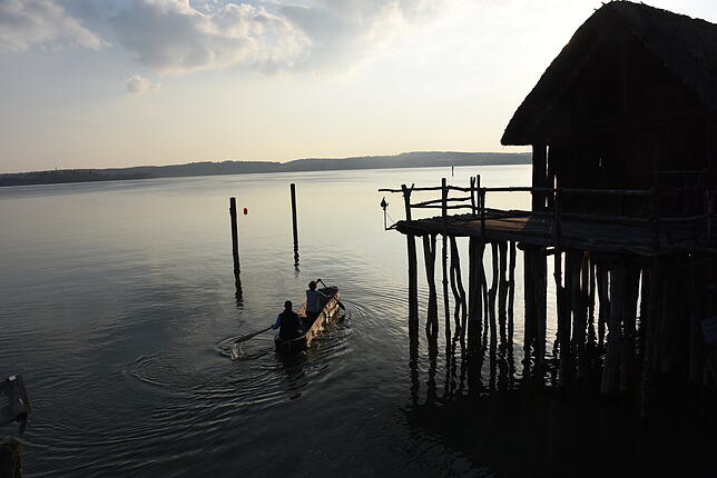 Im Einbaum erkunden Lena Ganschow und Sven Plöger das Leben am und auf dem Wasser in der welt der Pfahlbauer am Bodensee.