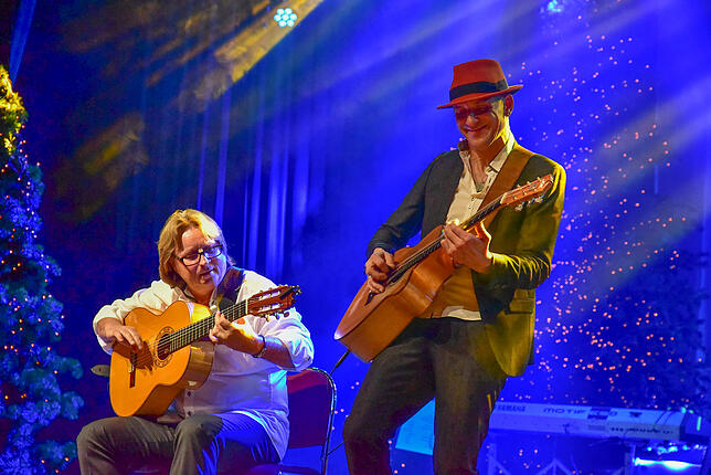 Das Duo Magic Acoustic Guitars beeindruckt mit Fingerfertigkeit.