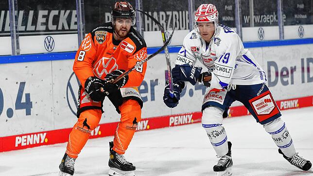 Gegen Wolfsburg (links Jordan Murray) konnten sich die Schwenninger Wild Wings (Patrik Lundh) nicht durchsetzen.