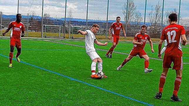 Pfaffenweilers Torschütze zum 1:0, Lars Rohrer (am Ball), sieht sich hier gleich drei Spielern aus Hinterzarten gegenüber. Bild: Werner ...