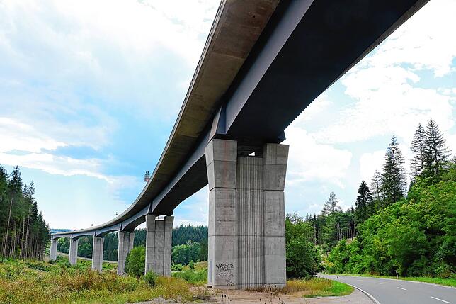 Die Gauchachtalbrücke bei Döggingen ist ein mächtiges Bauwerk. Kaum anzunehmen, dass von ihr aus jemand in die Tiefe springt. In einem ...