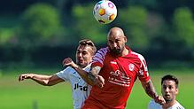 Zwei Tore steuerte Silvio Battaglia (beim Kopfball) zum 4:1-Erfolg des FC RW Salem gegen den FC Hilzingen Jonas Holzreiter) bei.