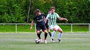 Keine Tore gab es im Spiel zwischen der DJK Villingen (Eric Maier, rechts) und dem FC Bonndorf (Jochen Keßler).
