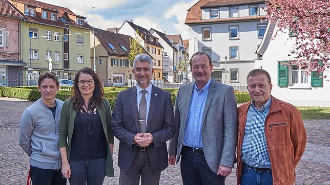 Teamarbeit: Frank Johannes Wölfl und Carina Wanowski (beide Kulturamt) mit Bürgermeister Michael Thater und dem Vorsitzenden der ...