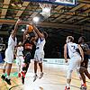 Hart bedrängt von zwei Karlsruhern, setzt Panthers-Spieler Nate Britt zum Wurf an.