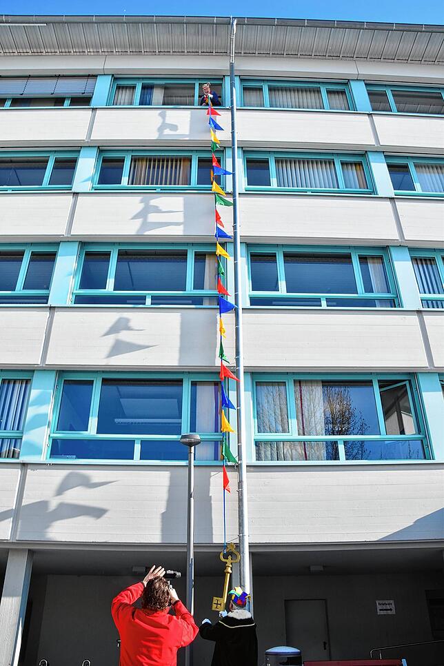 Bild 8: Bilder von der Machtübernahme in Stockach: Bürgermeister seilt den Rathausschlüssel ab