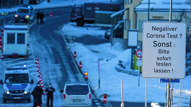 Am 11. Februar wurde Tschechien als Virusvariantengebiet eingestuft: Auf diesem Bild weisen Hinweisschilder auf die Corona-Testpflicht ...