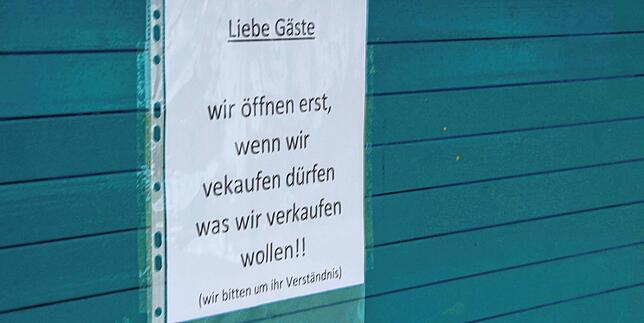 Bild 1: Dem Bistro-Pächter vom Strandbad Litzelstetten reicht es: Nach dem für ihn überraschenden Ausschankverbot für Alkohol öffnet er vorerst nicht mehr