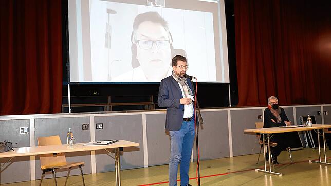 Per Videoschaltung war der Gutachter Hans Ulrich aus München bei der Infoveranstaltung permanent mit eingebunden. Im Vordergrund die ...