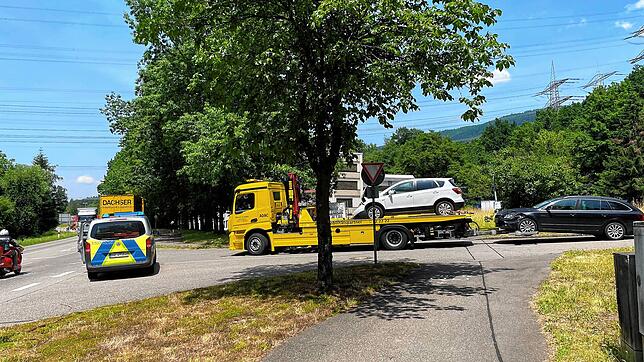 Die beiden Unfallfahrzeuge auf dem Abschleppwagen.
