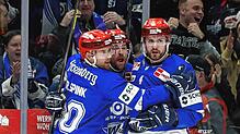 Jubel bei den Wild Wings! Die Schwenninger (von links Tylor Spink, Tyson Spink und Jordan Murray) durften am Mittwochabend einen ...