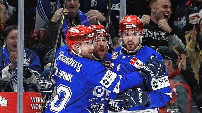 Jubel bei den Wild Wings! Die Schwenninger (von links Tylor Spink, Tyson Spink und Jordan Murray) durften am Mittwochabend einen ...