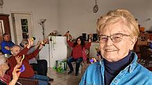 Margarete Strübig (80) leitet Schlaganfallpatienten zur Gymnastik an.
