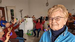 Margarete Strübig (80) leitet Schlaganfallpatienten zur Gymnastik an.
