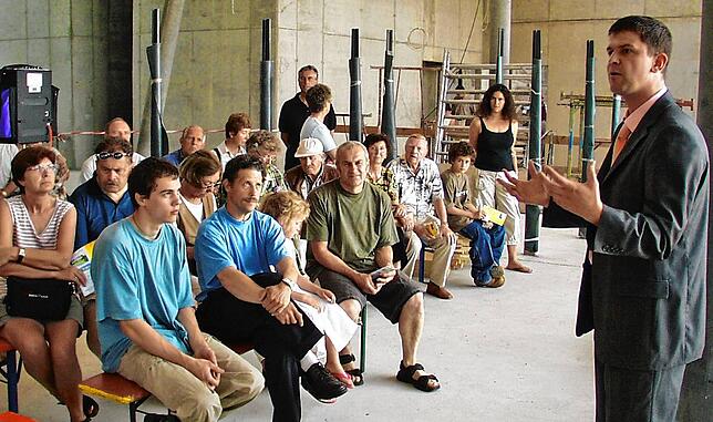 Im Mai 2003 erläutert Andreas Schauer, der erste Betriebsleiter der Bodenseetherme den Bürgern bei einer Baustellenbesichtigung das ...