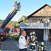 Tobias Schulz (Mitte)versieht die Besucher der Hauptübung mit vielen lehrreichen Details.