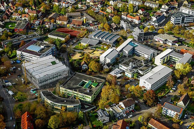Das Überlinger Schulzentrum mit Gymnasium (links hinten), Realschule (vorne, vor dem Turnhallenneubau) und Berufsschulen (rechts): Alle ...